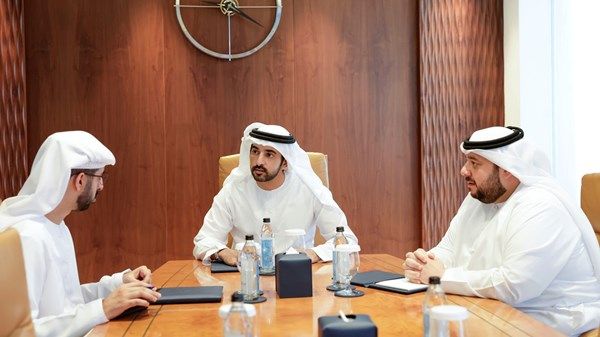 حمدان بن محمد يطلع على المبادرات والمشاريع الحكومية لاستقطاب الاستثمارات وزيادة تدفقاتها