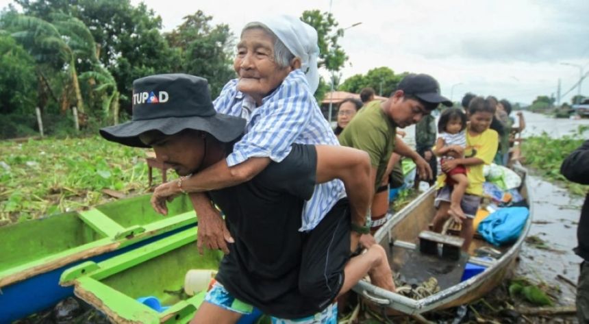 صور.. مقتل 24 شخصًا ووقوع انهيارات واسعة نتيجة العاصفة بالفلبين