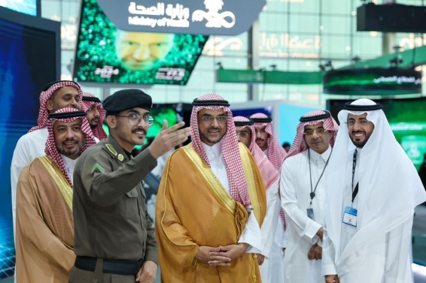 مساعد وزير الداخلية يزور جناح الوزارة في معرض ملتقى الصحة العالمي