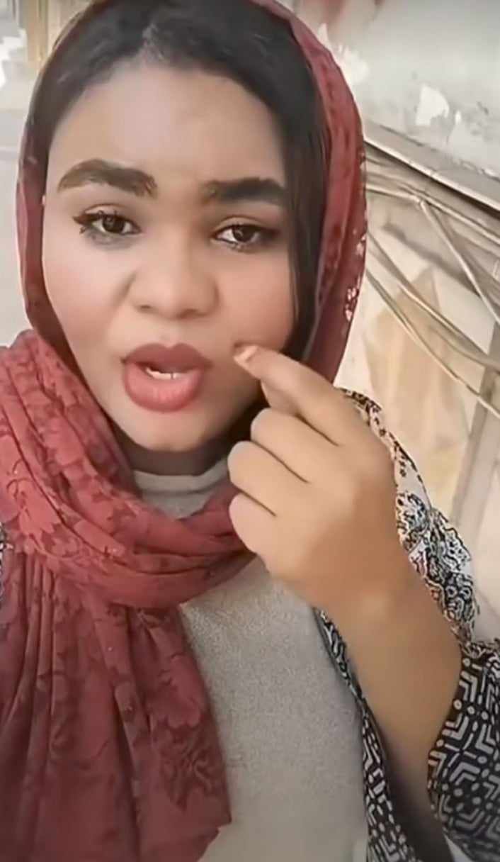 شاهد الفيديو “الترند”.. فتاة تهاجم سيدة سودانية مقيمة في مصر ظلت تلاحق المراهقين الشباب في كل مكان: (خالة وبتحب الفريعات وأنا بقول ليها أحسن تحترمي نفسك عشان ما أنشر تفاصيلك)
