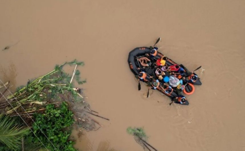 صور.. مقتل 24 شخصًا ووقوع انهيارات واسعة نتيجة العاصفة بالفلبين