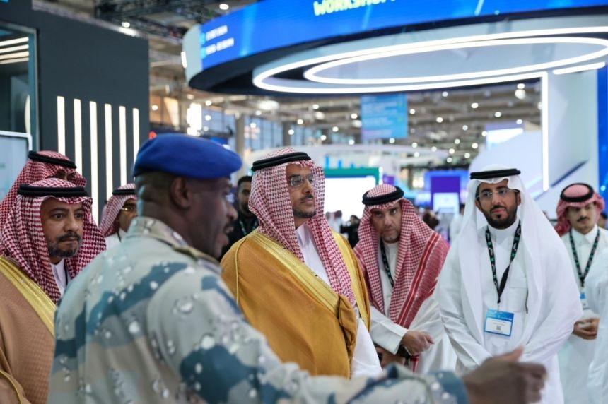 مساعد وزير الداخلية يزور جناح الوزارة في معرض ملتقى الصحة العالمي