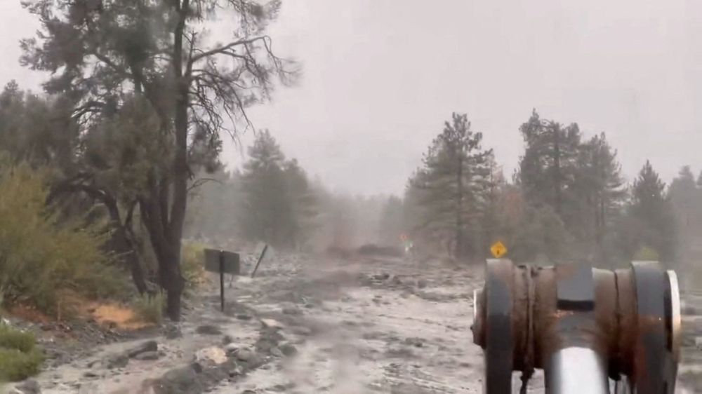 الهند تجلي مئات الأشخاص وتغلق المدارس استعدادا لعاصفة استوائية