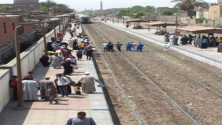 إصابة شخص سقط من قطار بمحطة القطوري بالعياط