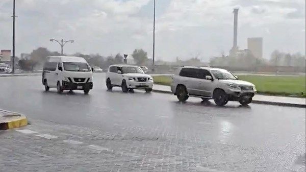 أمطار على مناطق بالدولة وانخفاض متوقع بدرجات الحرارة غداً