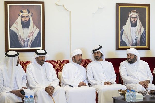 خليفة بن طحنون بن محمد يُقدم واجب العزاء في وفاة محمد زايد المنصوري