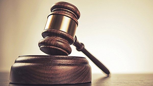 موظفة تطلب عودتها للعمل بعد إنهاء خدمتها