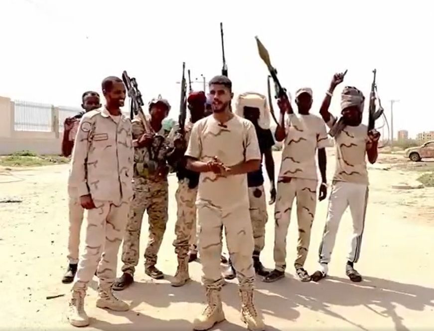 بالفيديو.. ضابط يحكي موقف طريف في الحرب لحظة “جغم” أحد قادة الدعم السريع: (الدعامة حملوه على عنقريب وهو يلوح لهم بأصبعة يحذرهم من المسيرة وهم فاكرين أنه بتشهود وفجأة كلهم أصبحوا دنيا زايلي)