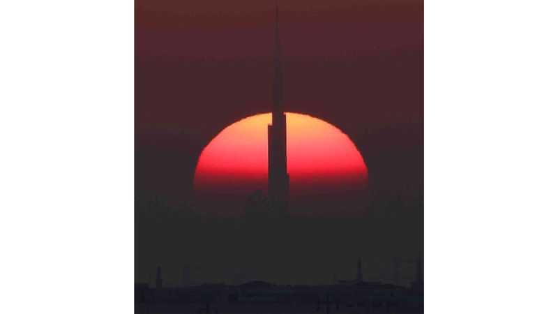 الامارات | برج خليفة وغروب خلّاب.. من مسافة  68 كيلومتراً
