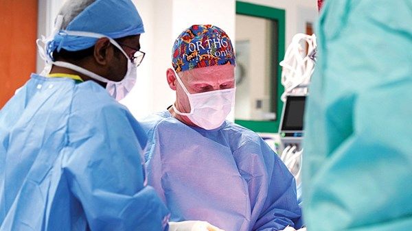 جراحة ماراثونية في «خليفة الطبية» لإنقاذ ذراع صبيّ عمره 12 عاماً