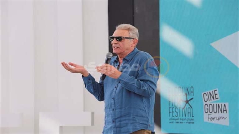 "مناسبة للأجواء".. ناقد الموضة يعلق على قبعة محمود حميدة