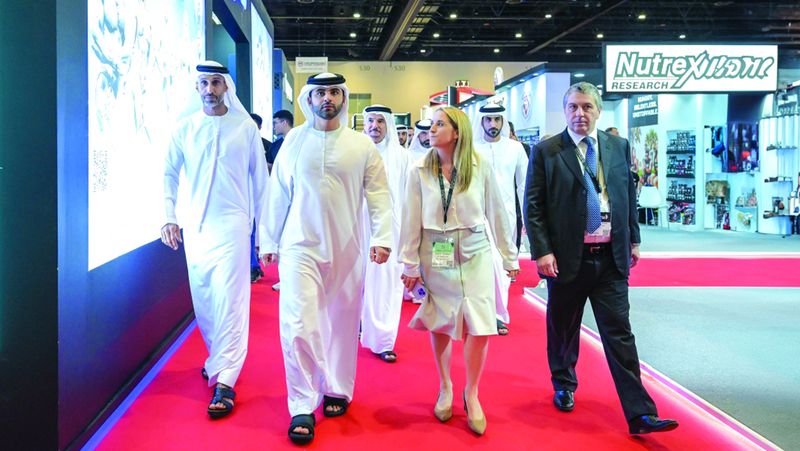 الامارات | منصور بن محمد يزور معرض دبي الدولي لبناء الأجسام واللياقة البدنية