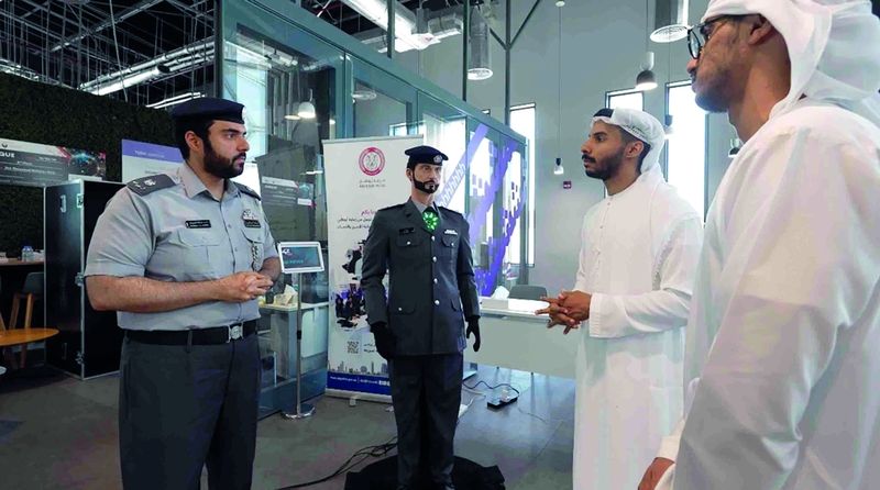 الامارات | روبوت ذكي.. يشرح كيفية تجنب المخالفات المرورية