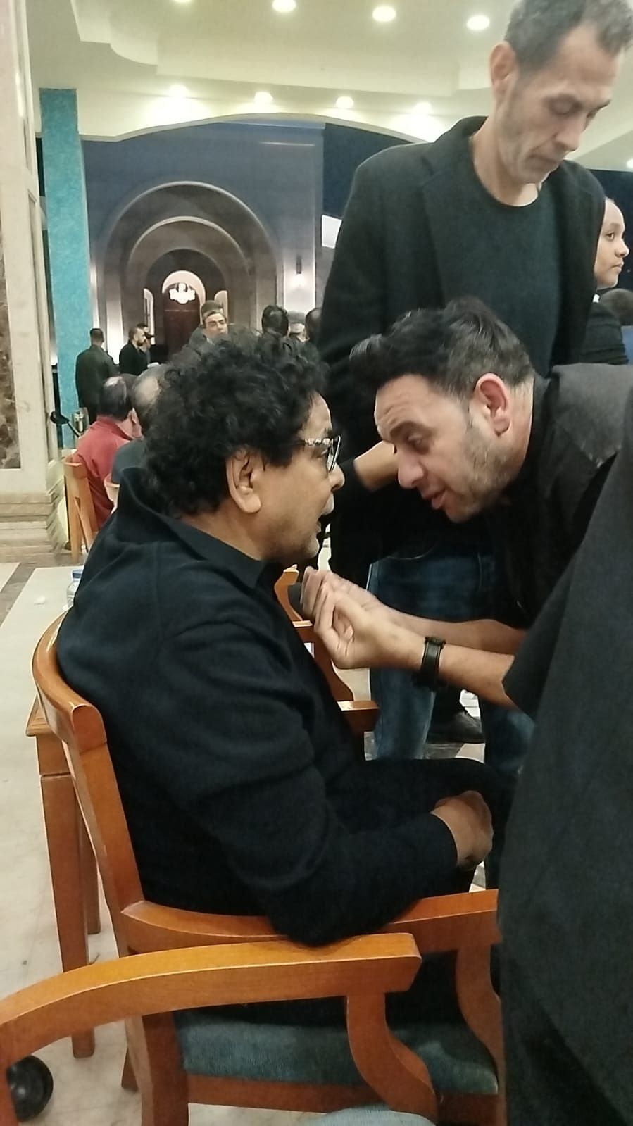 تامر حسنى ومصطفى قمر وزينة يقدمون العزاء لأحمد عصام