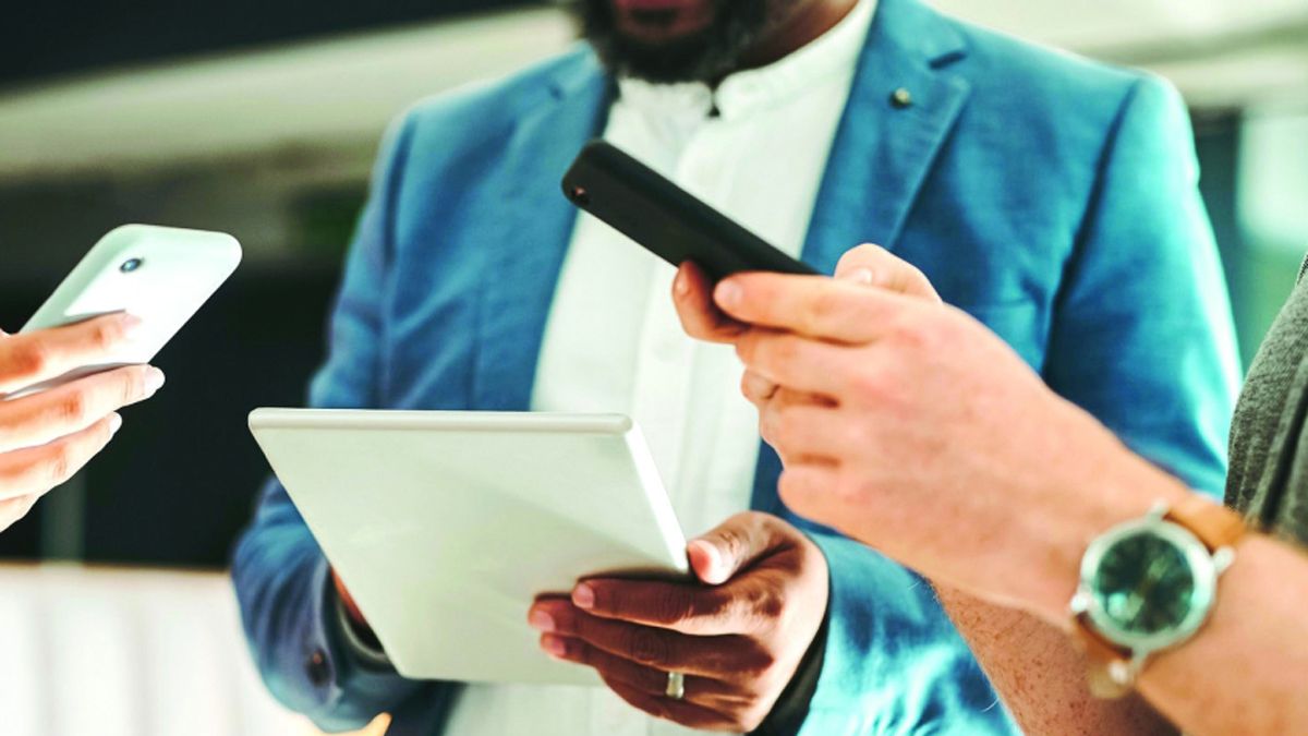 الامارات | البقاء في «قروبات» العمل «فخ عاطفي» يُهدّد موظفين مستقيلين بـ «الحبس والغرامة»