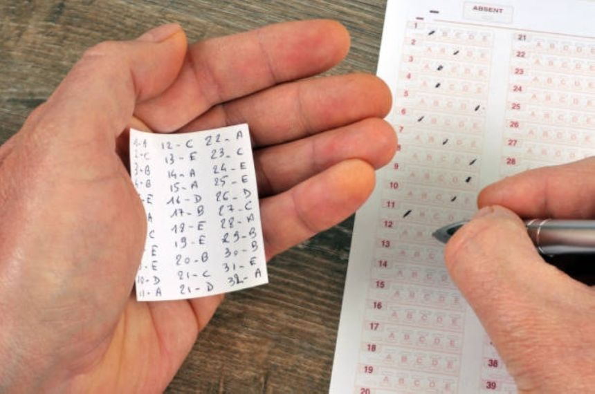 من الإنذار إلى الحرمان.. إجراءات مُتدرجة للتعامل مع حالات الغش في الاختبارات