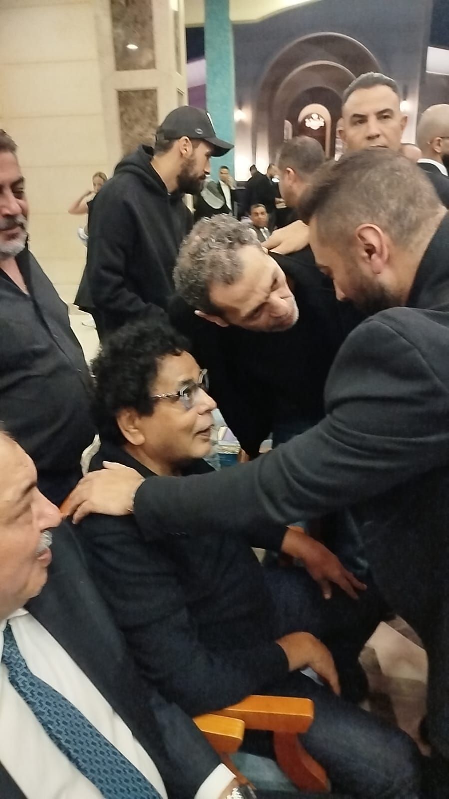 تامر حسنى ومصطفى قمر وزينة يقدمون العزاء لأحمد عصام