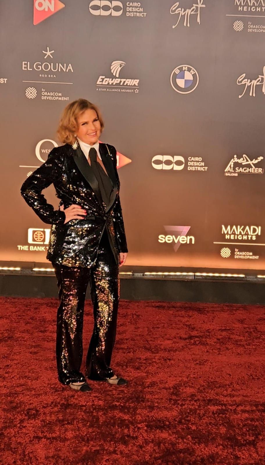 يسرا تخطف الأنظار ببدلة سهرة لامعة بحفل هشام نزيه فى مهرجان الجونة