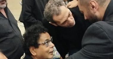 تامر حسنى ومصطفى قمر وزينة يقدمون العزاء لأحمد عصام