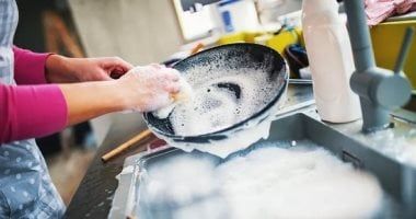 طالع الأبراج: 4 طرق سهلة لتنظيف التيفال من غير خدوش.. هتطول عمره