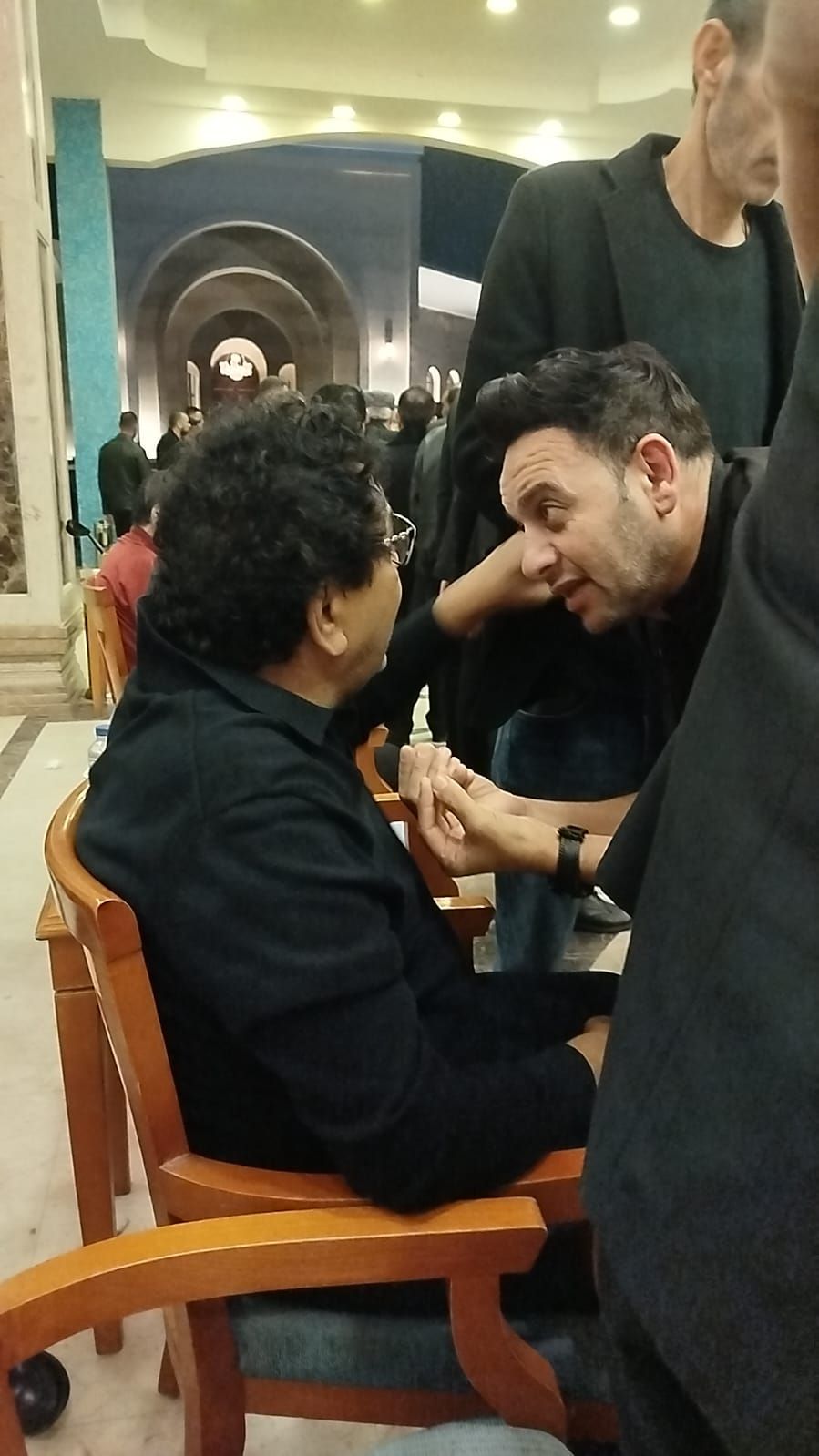 تامر حسنى ومصطفى قمر وزينة يقدمون العزاء لأحمد عصام