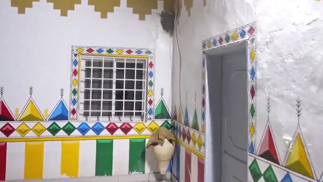 مواطن يحول مزرعته إلى معرض فني بإبداعات يدوية مستدامة بالجوف .. فيديو