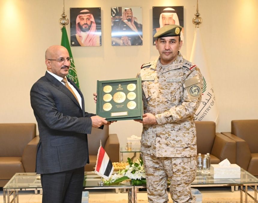 قيادة القوات المشتركة ومجلس الرئاسة اليمني يبحثان أوجه التعاون