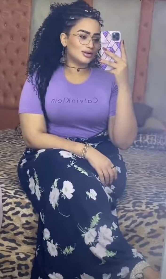 شاهد بالصورة والفيديو.. حسناء سودانية تستعرض جمالها وهي تتمايل على أنغام (حصنوها من الناس) والجمهور يتغزل: (مقفلة المجموع)
