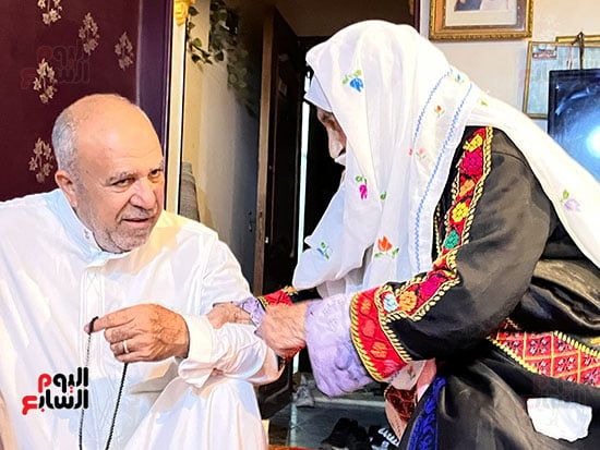 توافد أهالي سيناء على منزل الحاجة فرحانة بعد تكريمها من الرئيس السيسي.. صور