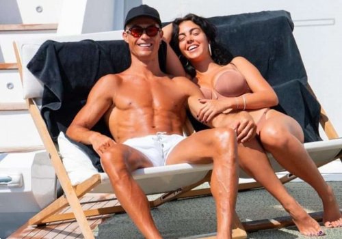 صاروخ ارض ارض. جورجينا رودريغز بوضعية مثيرة بالسترينغ وحمالة صدرها أبرزت مفاتنها بكل جرائة - بالصورة