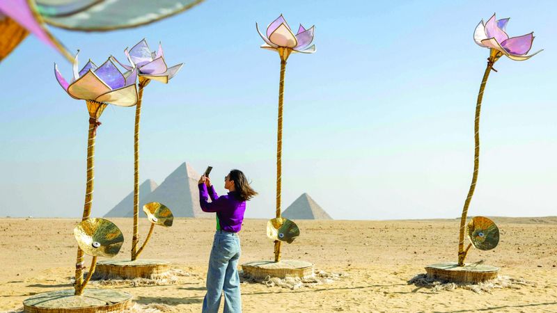 الامارات | لوحة إبداع من الفن المعاصر تعانق أهرامات الجيزة