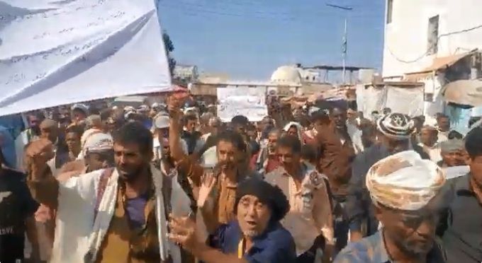 أبين..مسيرة غاضبة في زنجبار تندد بانهيار العملة وارتفاع الأسعار