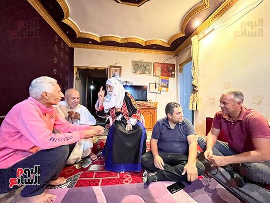توافد أهالي سيناء على منزل الحاجة فرحانة بعد تكريمها من الرئيس السيسي.. صور