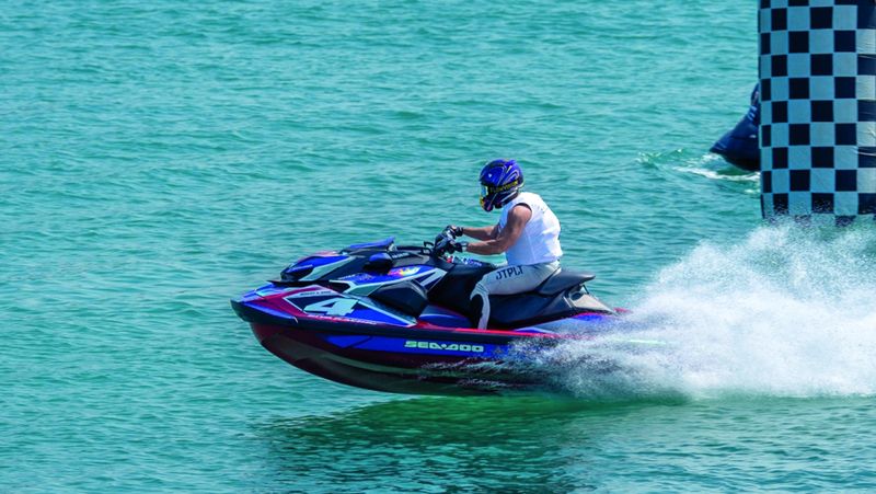 الامارات | عبدالعزيز النعيمي بطل «المخضرمين» في ماراثون الإمارات للدراجات المائية