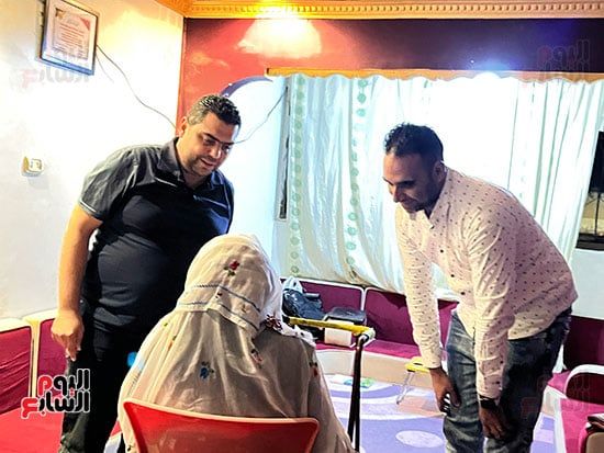 توافد أهالي سيناء على منزل الحاجة فرحانة بعد تكريمها من الرئيس السيسي.. صور