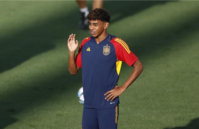 يامال أفضل لاعب صاعد في حفل الكرة الذهبية بجدارة