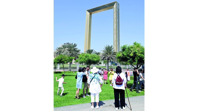 الامارات | أمام برواز دبي