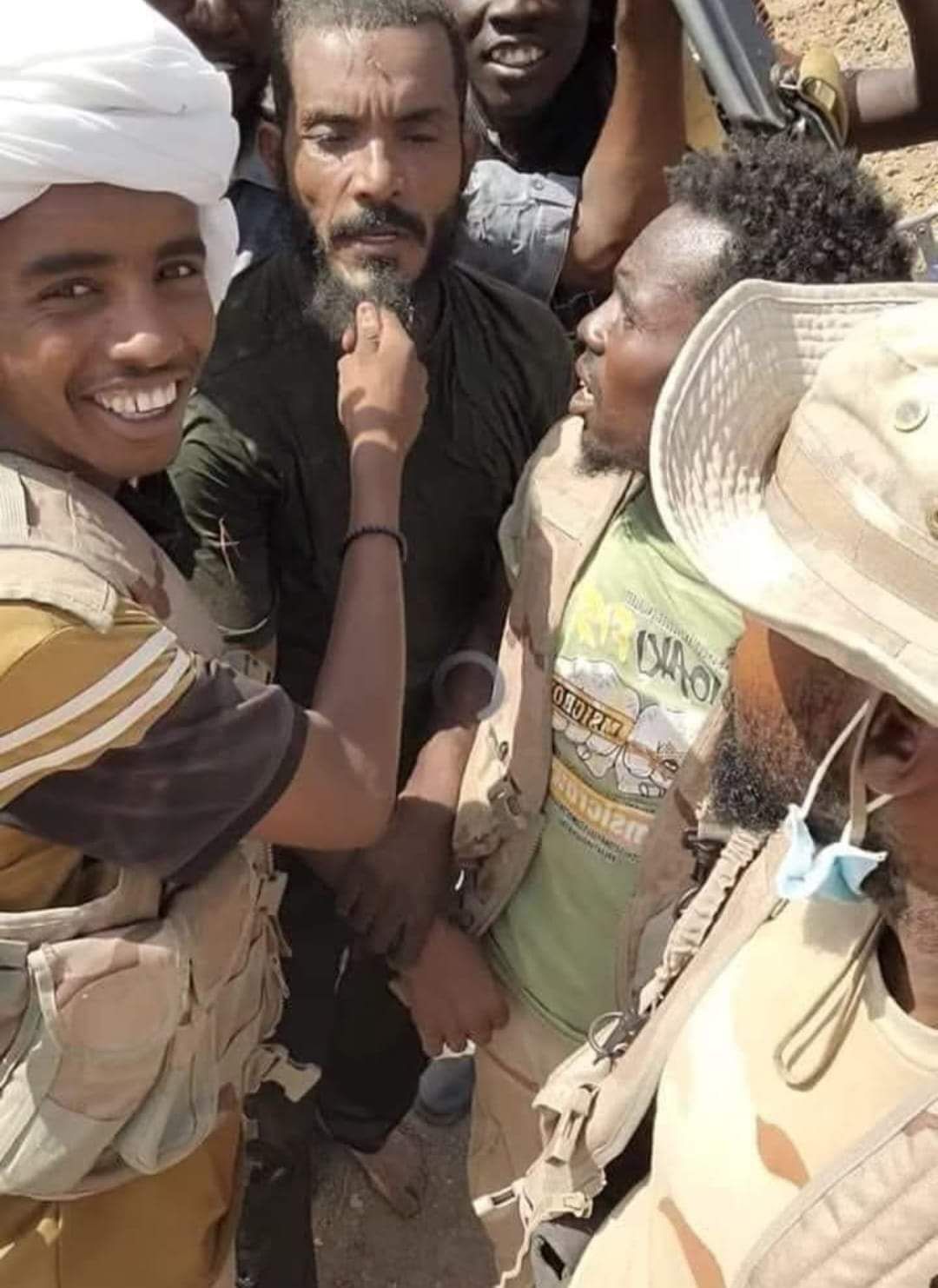 شاهد بالصورة.. قام بشد أحد الشيوخ من لحيته.. أحد أفراد الدعم السريع يسير على درب زميله “شارون” ويكرر فعلته القبيحة والغضب يجتاح الأسافير: (إهانة وقلة أدب واستفزاز للشعب السوداني)