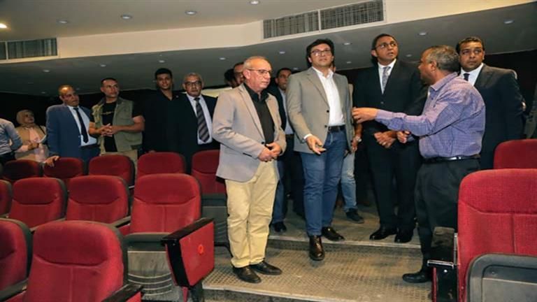 "هنو" يتفقد قصر ثقافة قنا.. ويوجه بعرض أفلام وثائقية "بسينما الشعب"