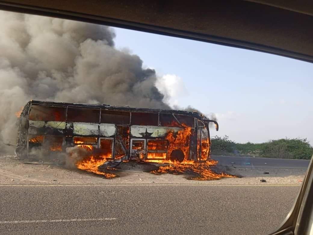 نجاة مسافرين من حريق اندلع في حافلة نقل جماعي بالخط الدولي في أبين