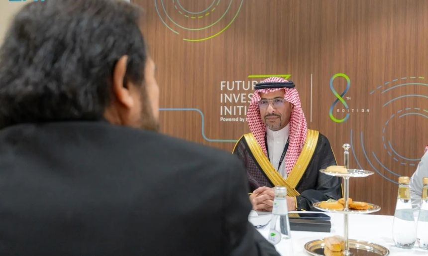 الخريف يبحث تعزيز التعاون الصناعي والتعديني مع نائب رئيس السلفادور