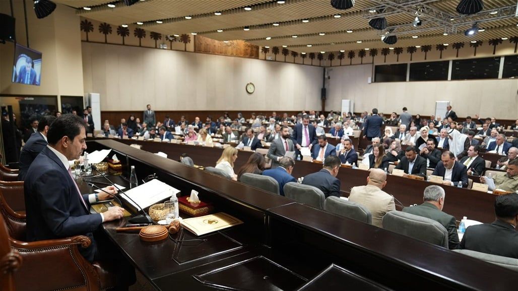 أجواء مشحونة داخل البرلمان.. فوضى وصراخ و"لكمات"