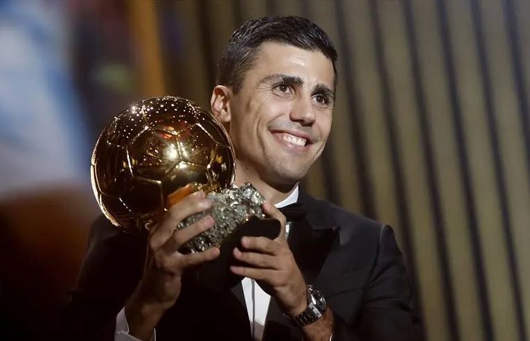 الامارات | صعد بالعكازين إلى منصة التتويج.. الكرة الذهبية من نصيب رودري