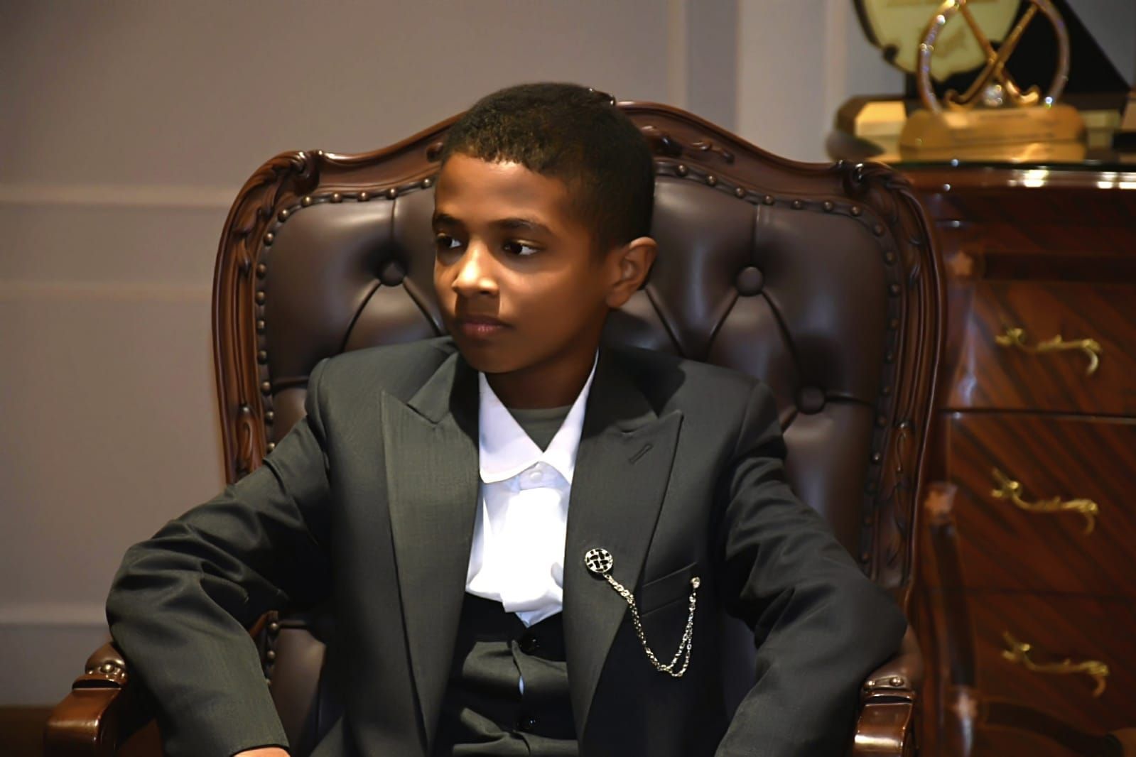 وزير الشباب والرياضة يستقبل الطفل أنس حسين ويعلن انضمامه لكابيتانو مصر