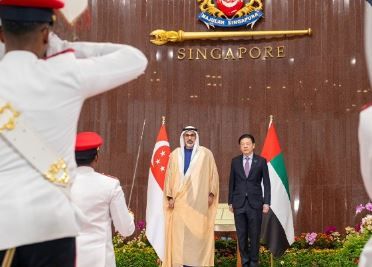 الامارات | جرت له مراسم استقبال رسمية .. ولي عهد أبوظبي يصل إلى مقر البرلمان السنغافوري