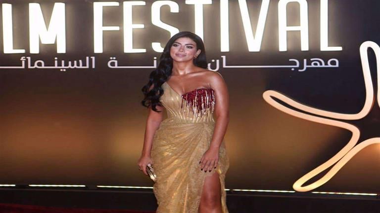 استغنت عن هذه القطعة.. دار الأزياء تنشر صور البروڤا لفستان كارولين عزمي الجريء في الجونة.. وهذه تكلف