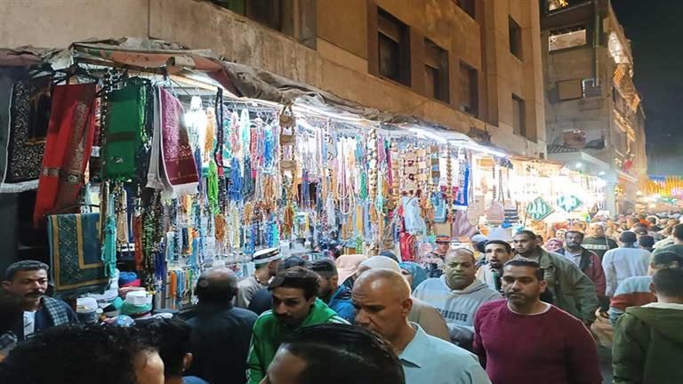 بالصور.. توافد أبناء الطرق الصوفية للاحتفال بالليلة الختامية لمولد الحسين