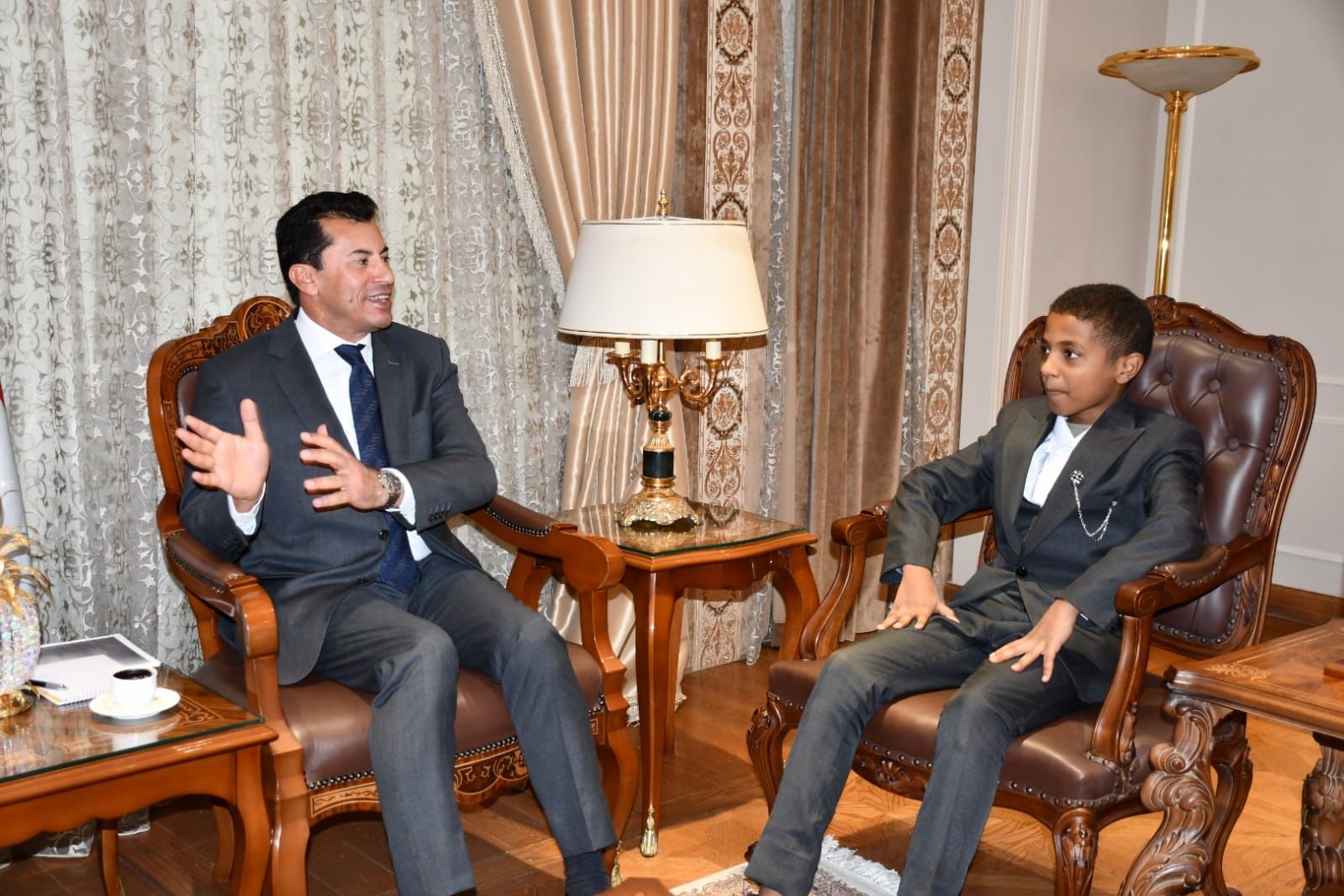 وزير الشباب والرياضة يستقبل الطفل أنس حسين ويعلن انضمامه لكابيتانو مصر