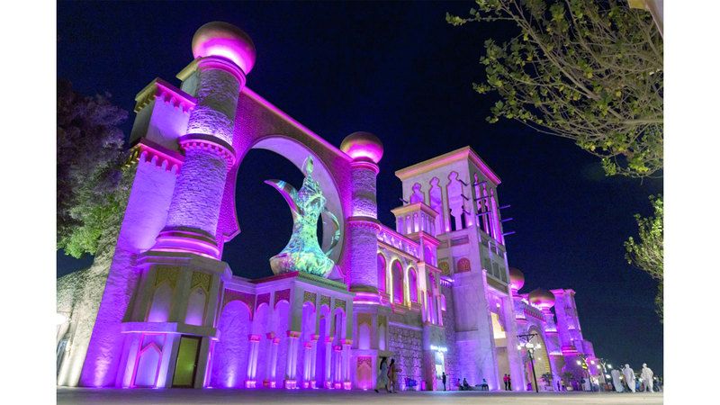 الامارات | الوردي يلوّن القرية العالمية.. للتوعية بسرطان الثدي