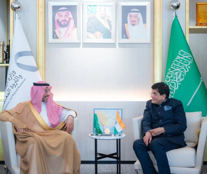 الخريف يناقش تطوير التعاون الصناعي مع نظيره الهندي